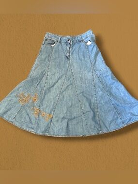 Denim A-Line Midi Skirt with Embroidered Flowers and Pockets! - Light Blue